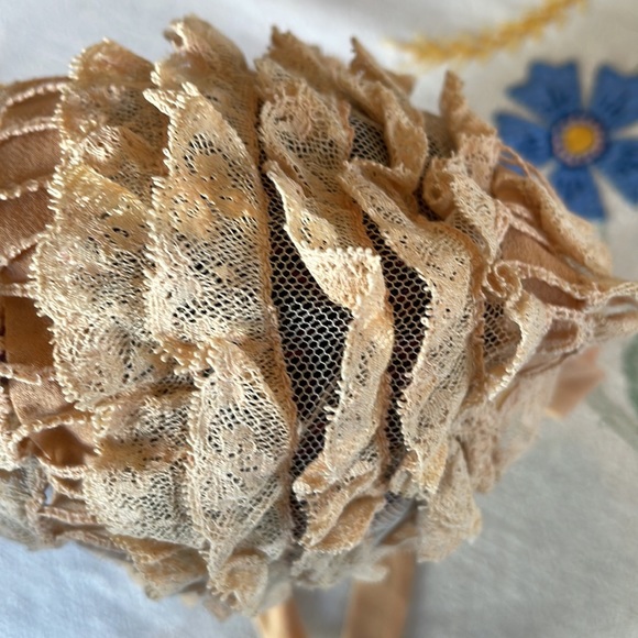Antique lace and ribbon christening bonnet, ribbon ties under chin and in back - Picture 8 of 11